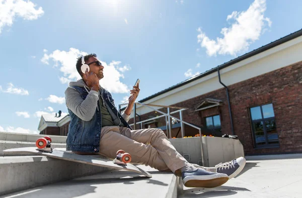 Homme avec smartphone et écouteurs sur le toit — Photo
