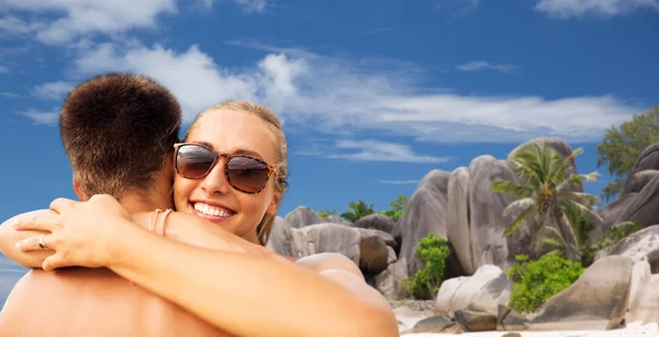 Happy couple hugging on summer beach — Stock Photo, Image