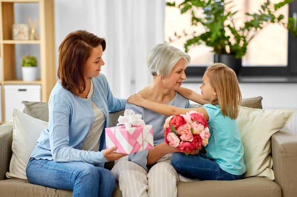 Enkelin umarmt und grüßt Großmutter — Stockfoto