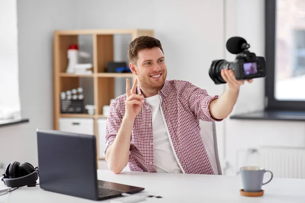 Hombre video blogger con cámara blogging en casa — Foto de Stock