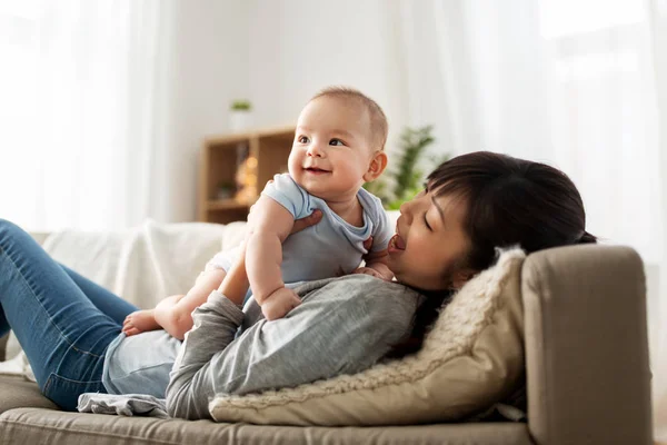 Lycklig mor med liten son hemma — Stockfoto