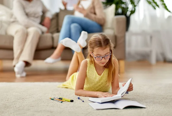 Estudante menina com livro didático de aprendizagem em casa — Fotografia de Stock