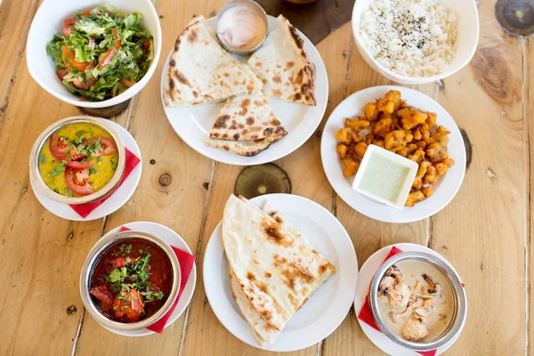 Vários alimentos na mesa do restaurante indiano — Fotografia de Stock