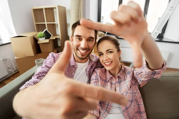 Felice coppia prendendo selfie a nuova casa — Foto Stock