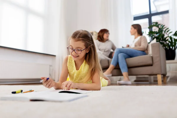 Studente ragazza scrivendo per notebook a casa — Foto Stock