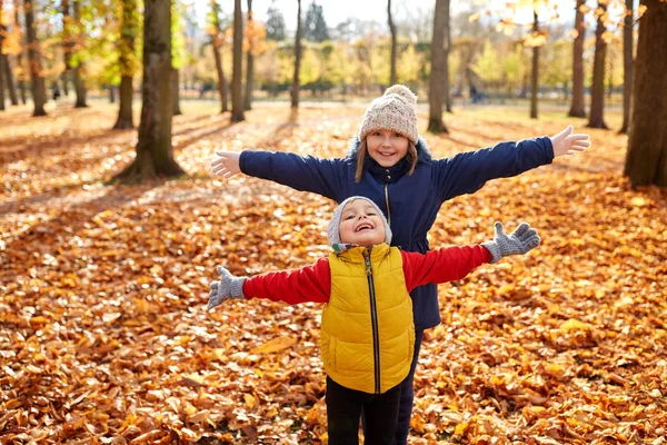 Glückliche Kinder im Herbstpark — Stockfoto