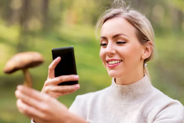 Nő használ smartphone azonosítani gomba — Stock Fotó