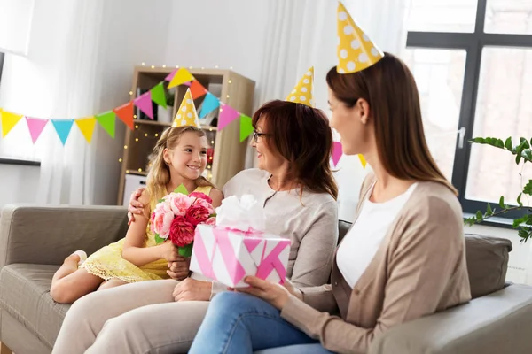 Kleindochter groet grootmoeder op verjaardag — Stockfoto