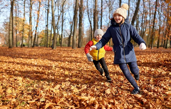 Enfants heureux courir au parc d'automne — Photo