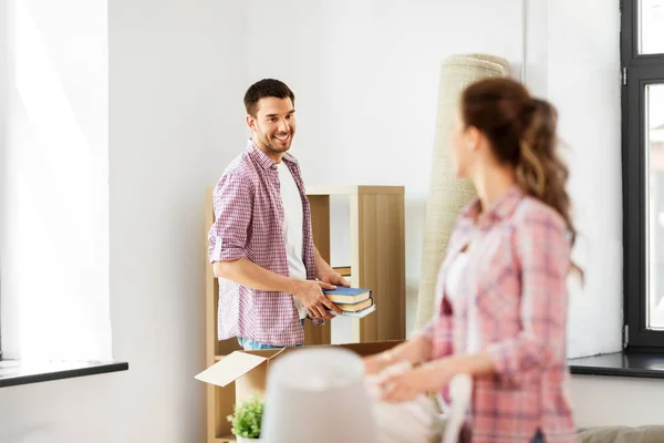 Coppia felice con roba trasferirsi in una nuova casa — Foto Stock