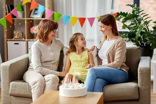 Mère, fille et grand-mère à la fête d'anniversaire — Photo