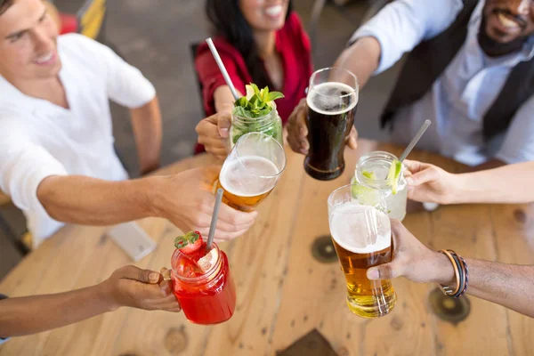 Freunde klirren mit Gläsern in Bar oder Restaurant — Stockfoto