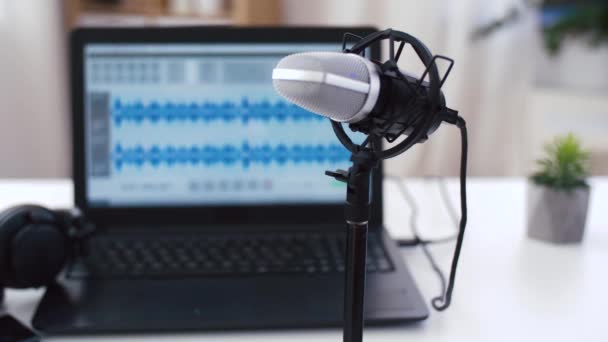 Program Edytor dźwięku na laptopie w domowym biurze — Wideo stockowe
