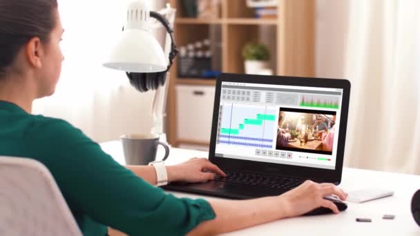Kvinna med videoredigerare program på laptop hemma — Stockvideo
