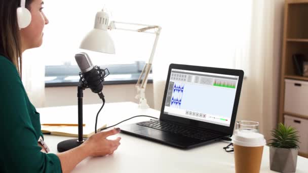 Mujer con podcast de grabación de micrófono en el estudio — Vídeos de Stock