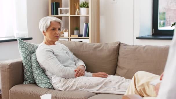Senior vrouw patiënt praten met man psycholoog — Stockvideo