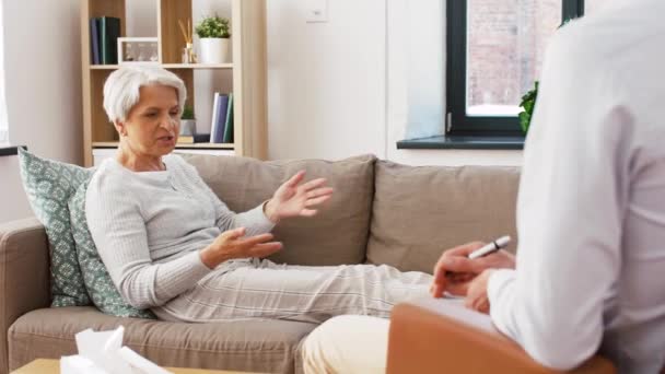 Senior woman patient talking to man psychologist — Stock Video