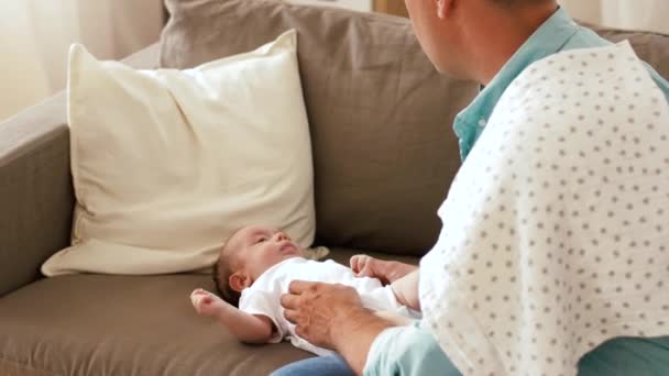 Vater mittleren Alters mit kleiner Tochter zu Hause — Stockvideo