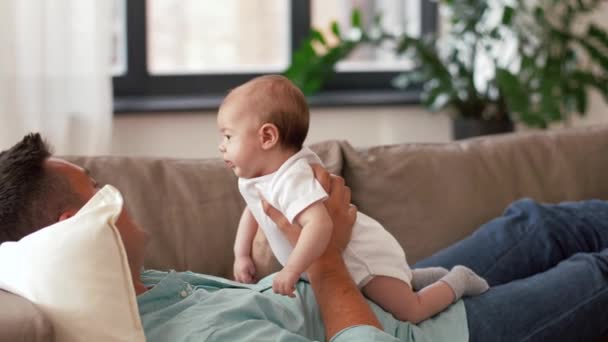 Pai de meia idade com bebê filha em casa — Vídeo de Stock