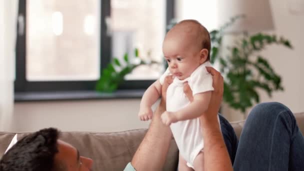 自宅で赤ちゃんの娘と中年の父親 — ストック動画