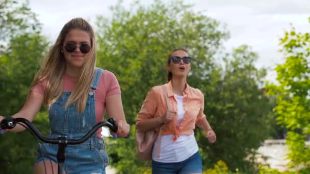 Девушки-подростки или друзья с велосипедом летом — стоковое видео