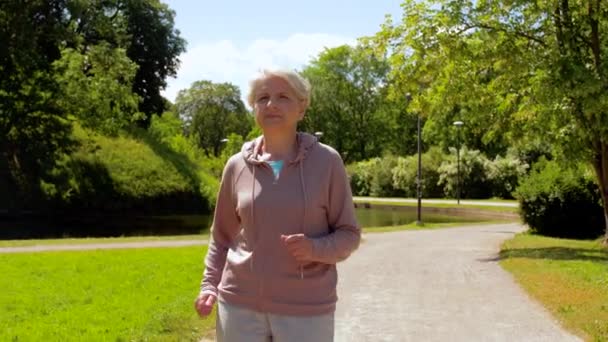 Yaz parkında koşan yaşlı kadın. — Stok video