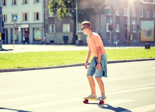 Nastoletni chłopiec na deskorolce przekraczania miasta przejście dla pieszych — Zdjęcie stockowe