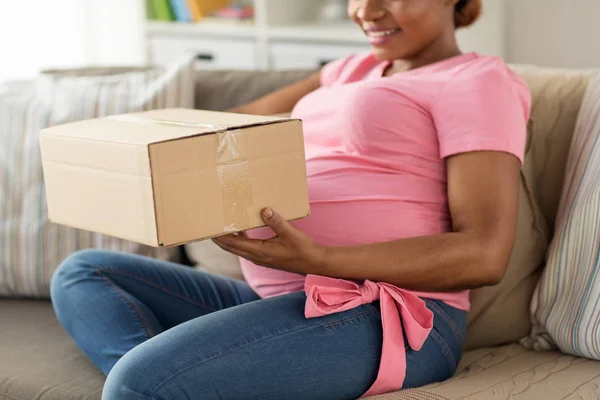 Щаслива вагітна жінка з посилкою вдома — стокове фото
