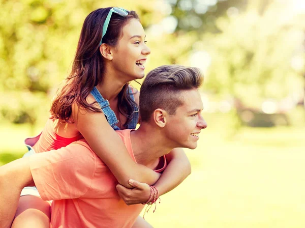 Счастливая пара-подросток веселится в летнем парке — стоковое фото