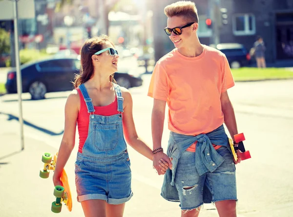 Έφηβο ζευγάρι με skateboards στο δρόμο της πόλης — Φωτογραφία Αρχείου