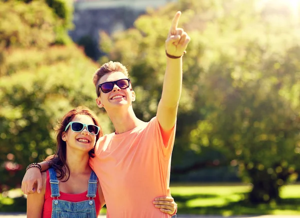 Casal feliz apontando dedo no parque de verão — Fotografia de Stock