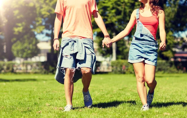 Lyckliga teenage par promenader på sommaren park — Stockfoto