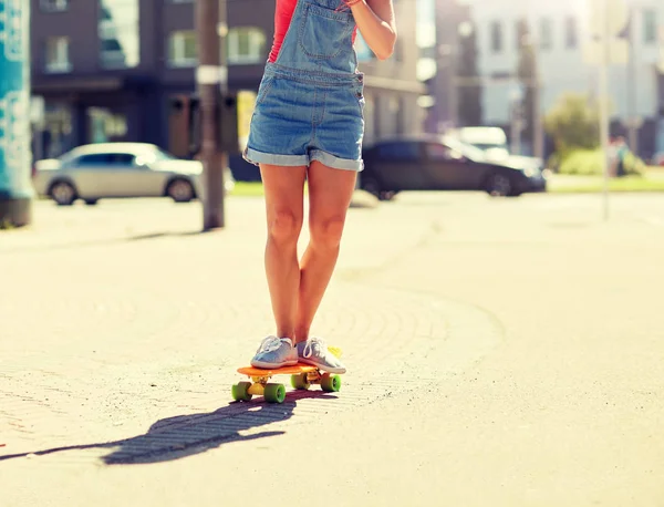 十几岁的女孩骑市街头滑板 — 图库照片