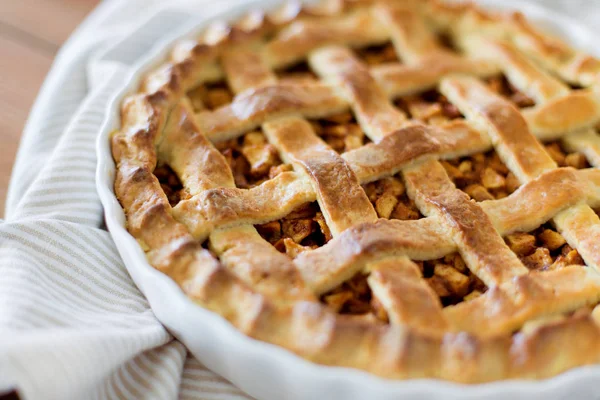 Primer plano de pastel de manzana en molde para hornear — Foto de Stock