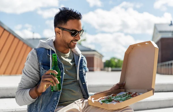 Indyjski człowiek z Pizza i picie piwa na dworze — Zdjęcie stockowe