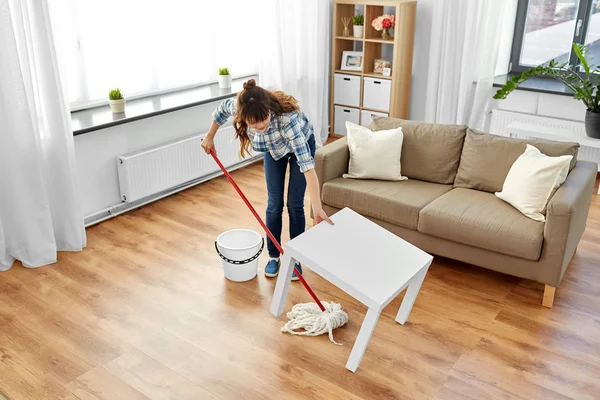 Женщина или домохозяйка с полом для мытья швабры дома — стоковое фото