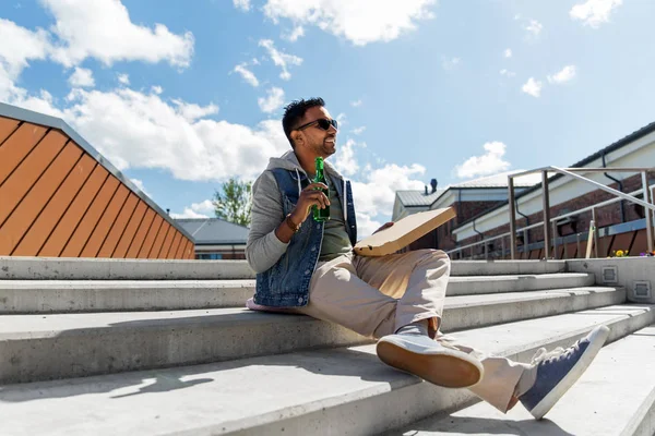 Uomo indiano con pizza e bere birra all'aperto — Foto Stock