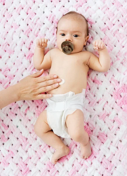 Ruční použití tělesného mléka pro malé holčičky — Stock fotografie