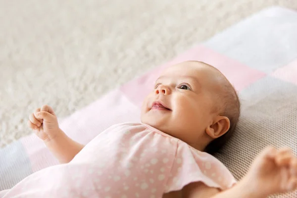 ニット毛布の上に横たわっている甘い女の赤ちゃんの女の子 — ストック写真