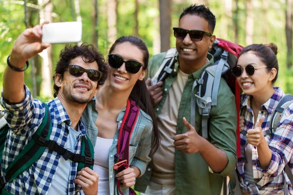 Přátelé s batohy turistika a s selfie — Stock fotografie