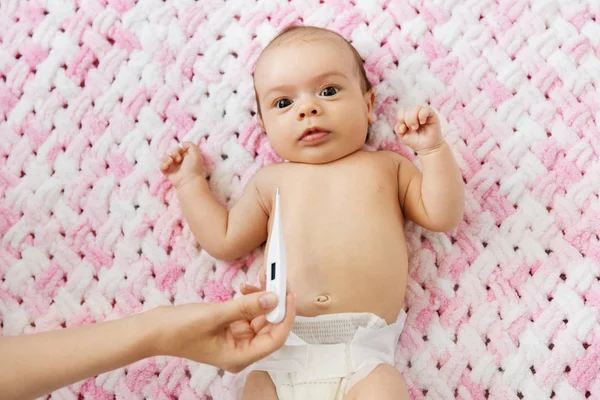 Mütter messen die Temperatur ihres Babys — Stockfoto