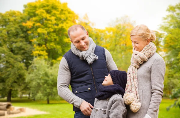 Sonbahar parkında mutlu bir aile — Stok fotoğraf