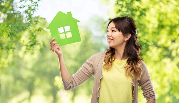 Vrouw met groen huis over natuurlijke achtergrond — Stockfoto