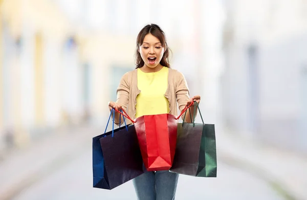 Gelukkig aziatische vrouw met winkelen tassen — Stockfoto