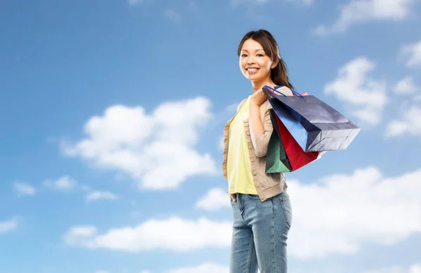 Felice donna asiatica con borse della spesa — Foto Stock