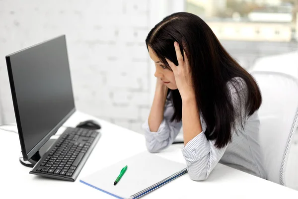 Напряженная деловая женщина с компьютером в офисе — стоковое фото