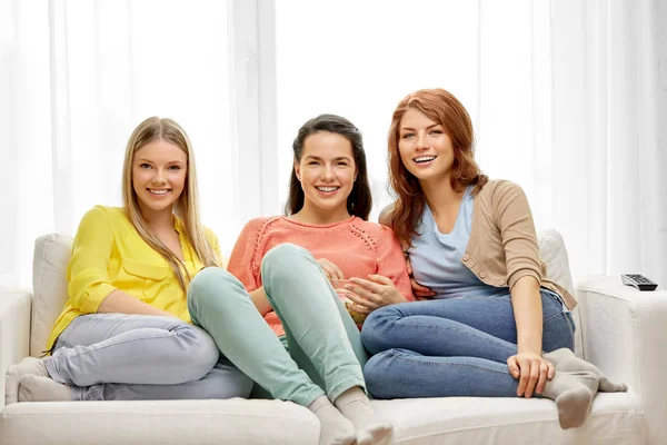 Adolescentes ou amis regarder la télévision à la maison — Photo