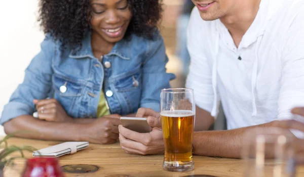 Coppia con smartphone e birra al bar — Foto Stock
