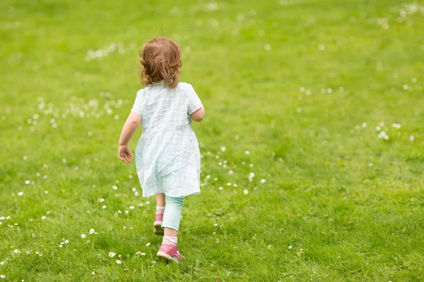 Ευτυχισμένο μικρό κοριτσάκι τρέξιμο στο πάρκο το καλοκαίρι — Φωτογραφία Αρχείου