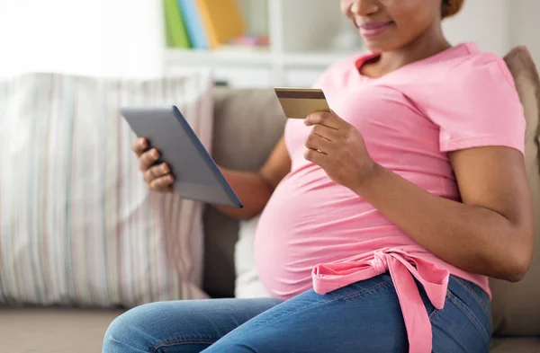 Femme enceinte avec tablette pc et carte de crédit — Photo